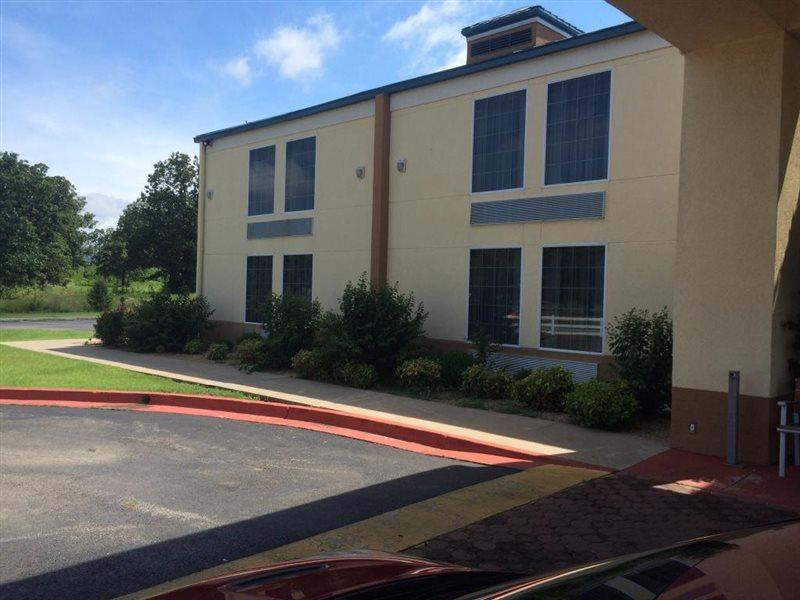 Days Inn & Suites By Wyndham Tahlequah Exterior photo