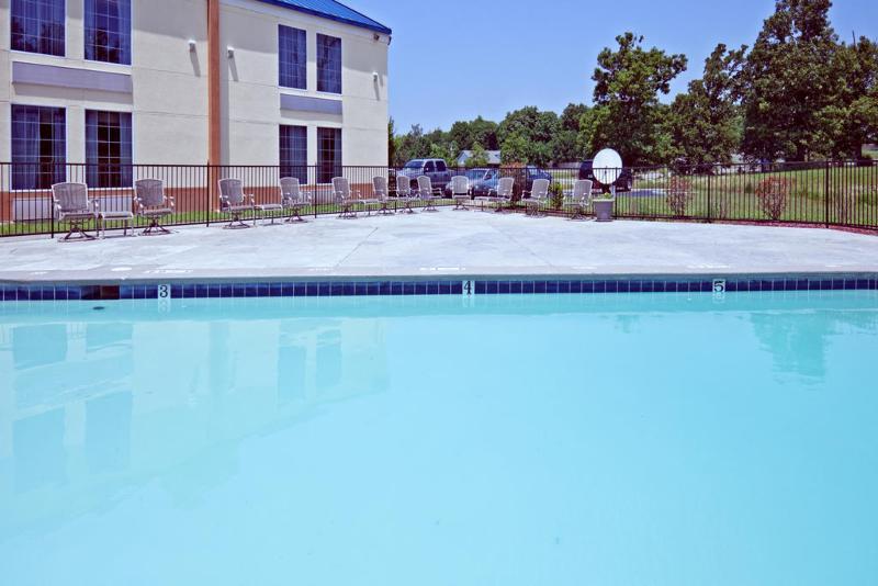 Days Inn & Suites By Wyndham Tahlequah Exterior photo